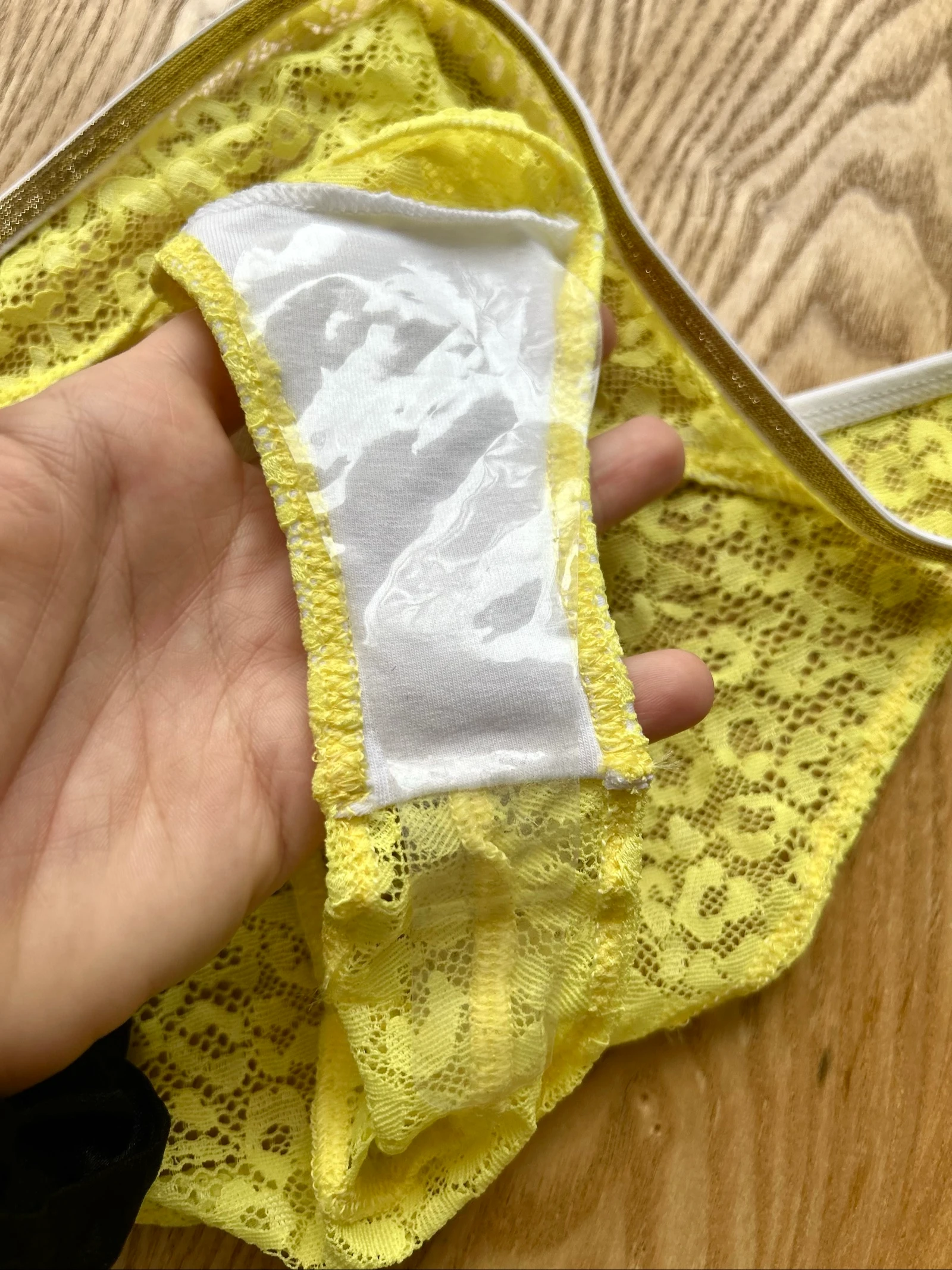 Conjunto de lingerie sutiã e tanga amarelo e dourado em poliamida La Nouvelle – photo 17